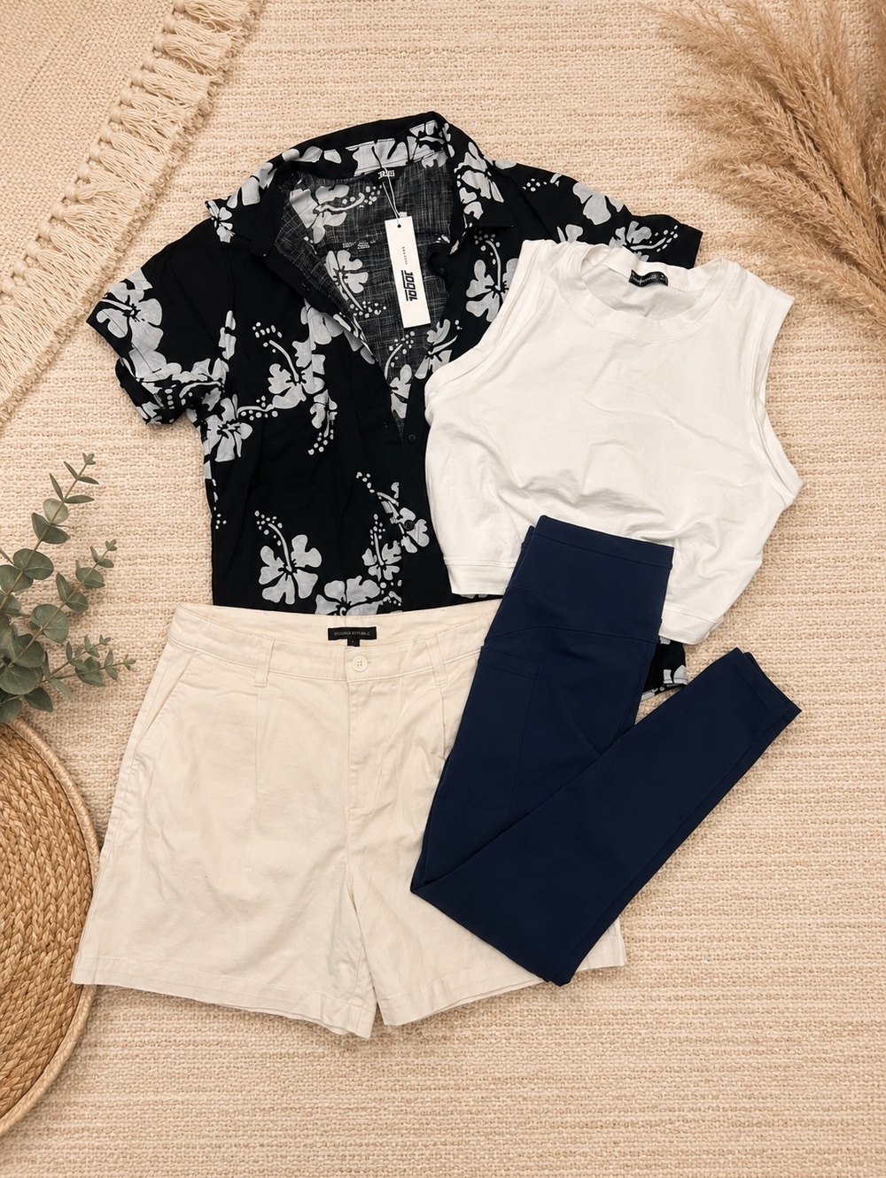 Women’s Medium 4 Piece Clothing Bundle Hawaiian Shorts Leggings Vacation Casual